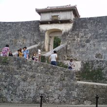 下から見上げると随分高い場所に門が有ります