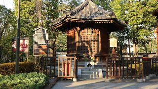 影向堂の近くにあります。