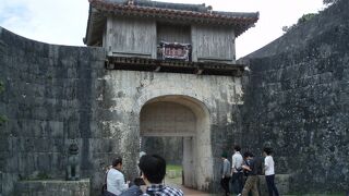 観會門・両側のシーサーの獅子像に注目！