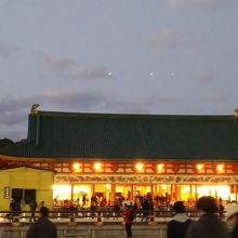 本殿のお参りもこの程度の人出