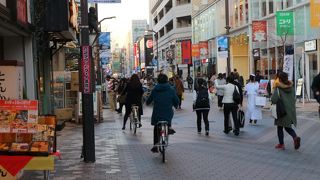 商業ビル、JRAがある道幅広めの青空商店街