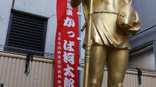 突然　通りのビルに囲まれたスペースにあるのでびっくり　細部もこだわっていていい仕事されている感じ