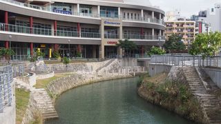 川面にも近い歩道