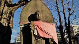 末枯れた石仏です