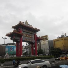 周囲は交通量が多い