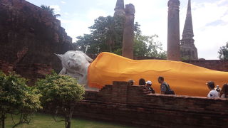 スリランカ様式の仏塔と白い小さめの涅槃仏