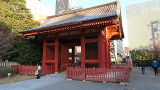 いわずと知れた　浅草寺の東側にある門