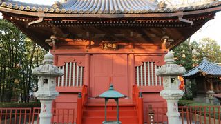 朱色が目立つ薬師堂