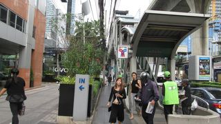 服喪中のプルンチット駅