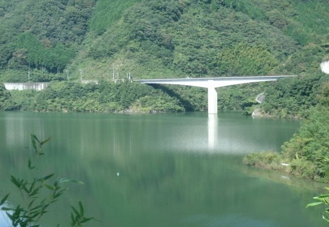 苫田大橋を渡って湖を半周しました