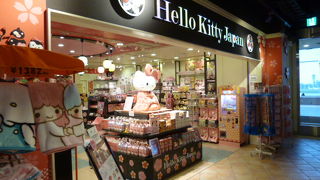 和服姿のキティちゃんがお出迎え。