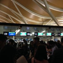 チェックインの長蛇の列