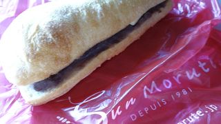 小さいけれどいろんなパンがありそう　＠サンモルテ