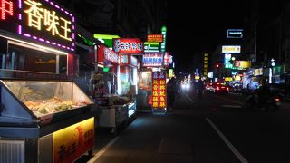 歩行者天国ではないので車に注意。