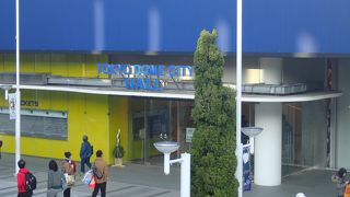 コンサートなど見に行きます。