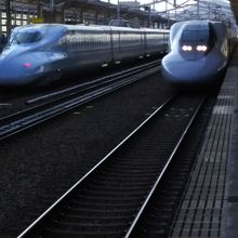 下りの新幹線の通過です。