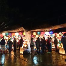 ナイトマーケットの風景です。提灯が鮮やか♪