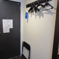 収納がないので、壁にかけます