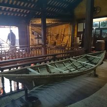 漁で使われた舟や罠等が展示されてます。