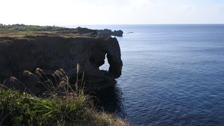 断崖絶壁から眺める奇形岩や海がきれい！万座毛