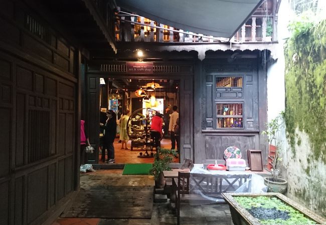 ベトナムのクラシックな食器等のグッズが並ぶ店。工房も見学できるサービス旺盛なお店。