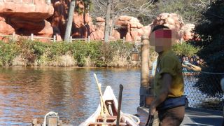 カヌーを漕ぐ体感アトラクション