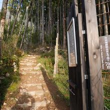 JR竹田駅裏の登山道入口。道は分かりやすく１時間あれば登れる