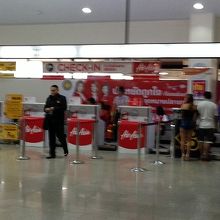 平日朝８時のチェックインカウンターは閑散