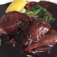 +500円で選べるメインの牛の赤ワイン煮込み