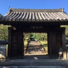 南側より寺院へ、最初の山門