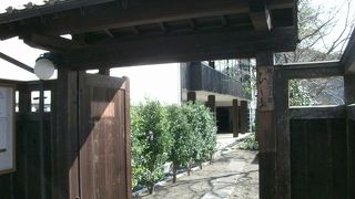 町並み保存地区を見下ろす小高い丘の上にある