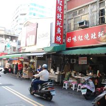 市場を囲む様に小吃のお店があります。