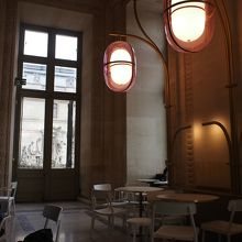 イスとテーブルに高級感はないです。