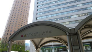 移動通路としての用途以外にも買い物も楽しめます。