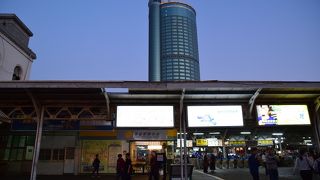 駅西側（前站）出てすぐ