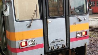 佐用～津山間ではボックス席付きのキハ１２０系が使用されていますが、ボックス席は人気があります