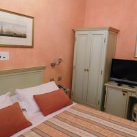 狭いですがきれいな部屋です