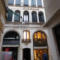 1階はお店、中央にある入口から玄関へ行きます