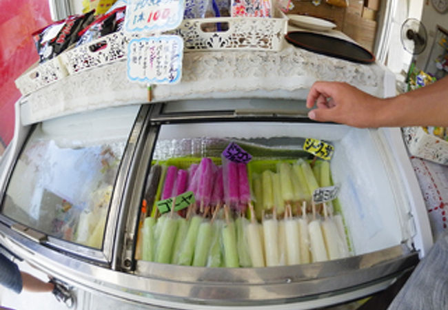 カラフルでおいしそうなアイスキャンデー