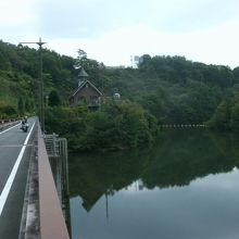 教会風の管理所が見える