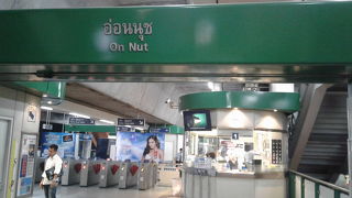 空港へ行く高速道路にのれます