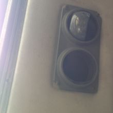 エアコン拭き出し口は調整不可、凄い勢いで風が出る