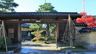 長屋門と立派な門構えで内部は無料開放されています。