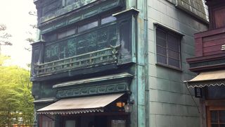 銅の緑青色が効いている看板建築　すばらしい