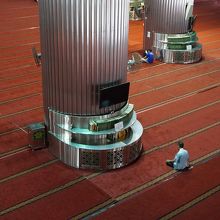 巨大な柱の根元にはコーランが置かれている