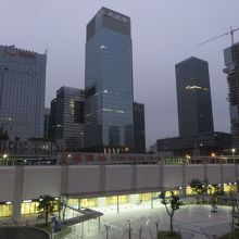 地上から見た、鉄道の駅入口（地下1階）