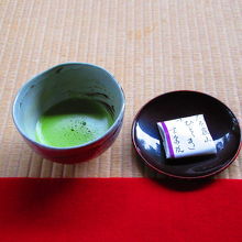 お抹茶とお菓子を頂きます。