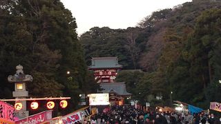 鎌倉の有名な神社、初詣は人が境内にビッシリで大変賑わう場所。
