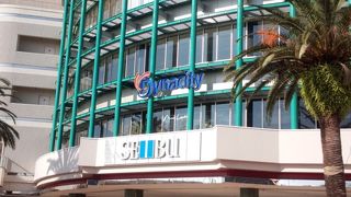 吹き抜けの明るい県西最大のデパート