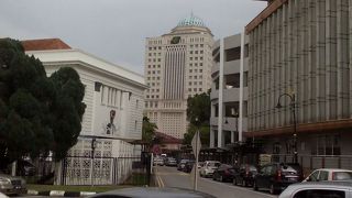 敷地内の公園で休憩し、食堂で食事できます